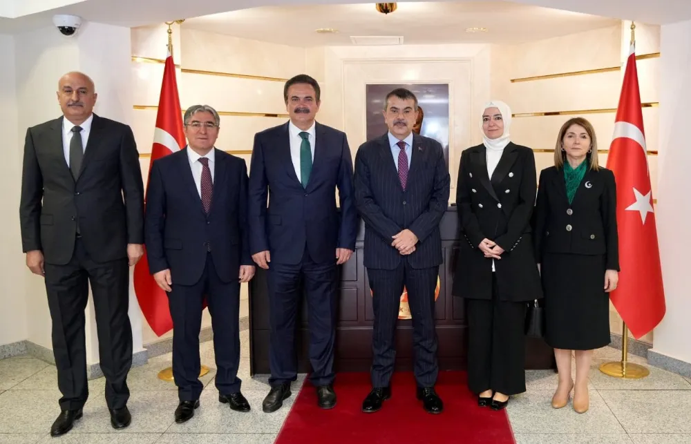 Bakan Tekin Aşkabat’ta Öğrencilerle Buluştu