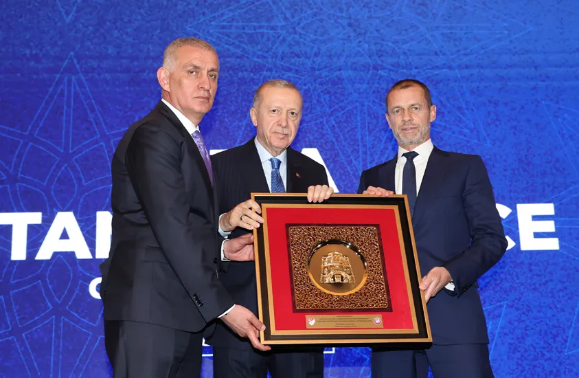 Türkiye, Göz Kırpıyor