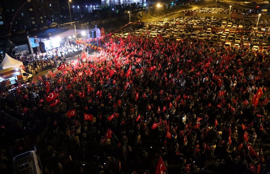 Mustafa Yıldızdoğan Milli irade nöbetinde Başakşehirlilerle buluştu