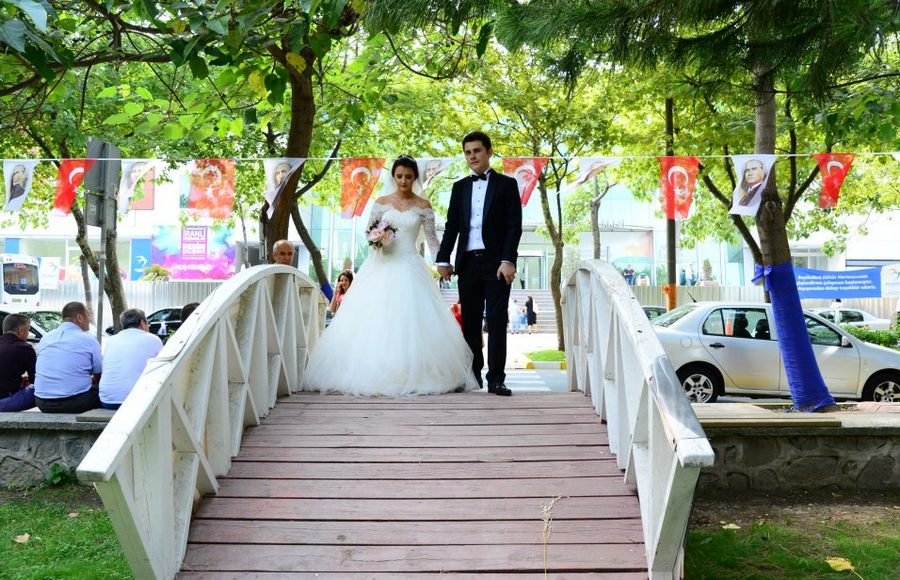 ÖNCEDEN TARİHİNİ ALAN ÇİFTLERİN NİKAHI SEZEN AKSU PARKI’NDA KIYILACAK