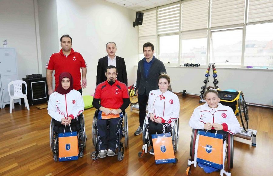 Belözoğlu, engelli sporcularla buluştu