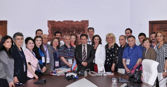 Kendi Şiirini Okudu